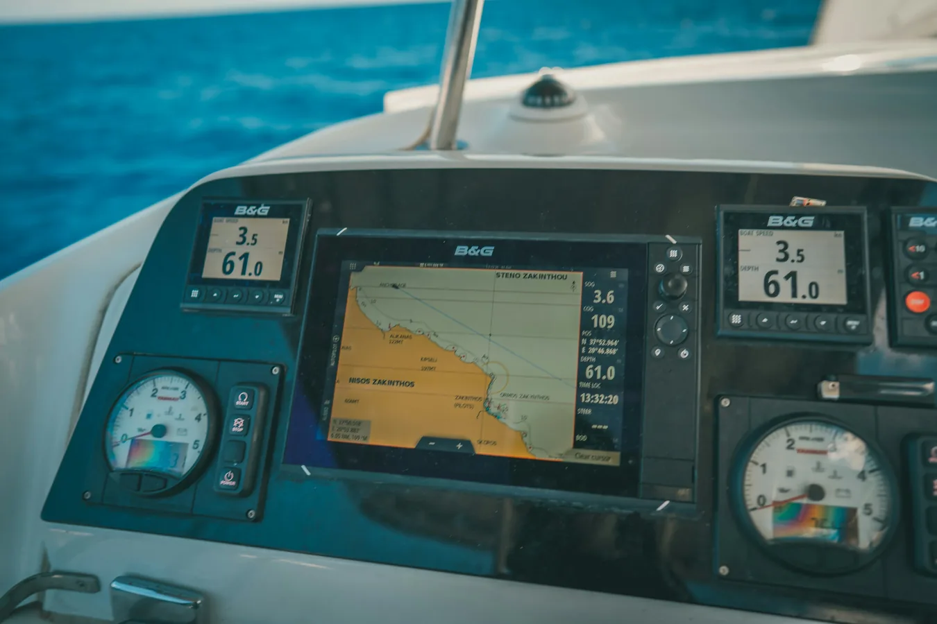 Sonda de pesca con pantalla GPS instalada en la proa de una embarcación