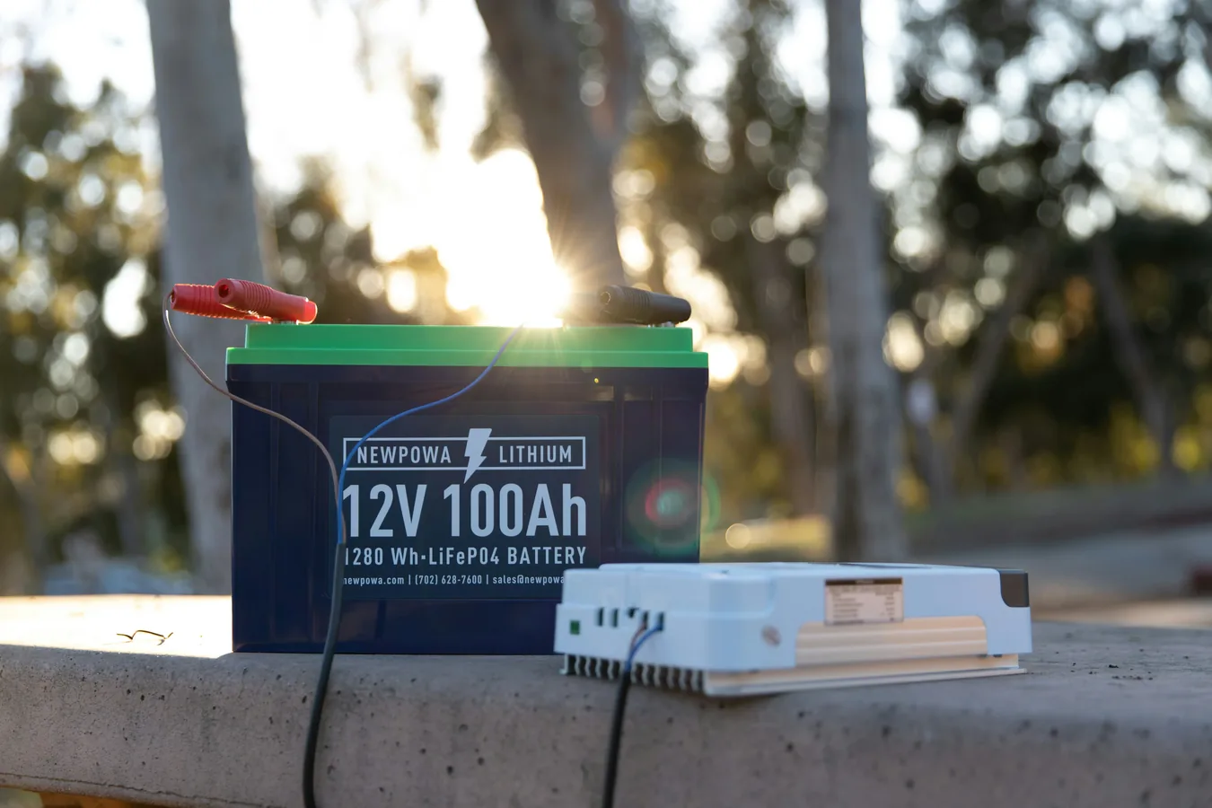 Batería de litio compacta junto a cables y motor eléctrico de pesca