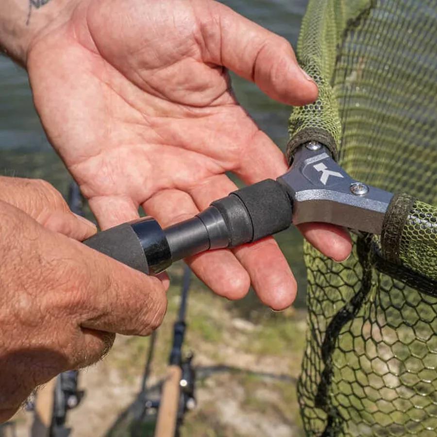 Detalle de una sacadera con mango telescopico y malla fina para pesca de black bass