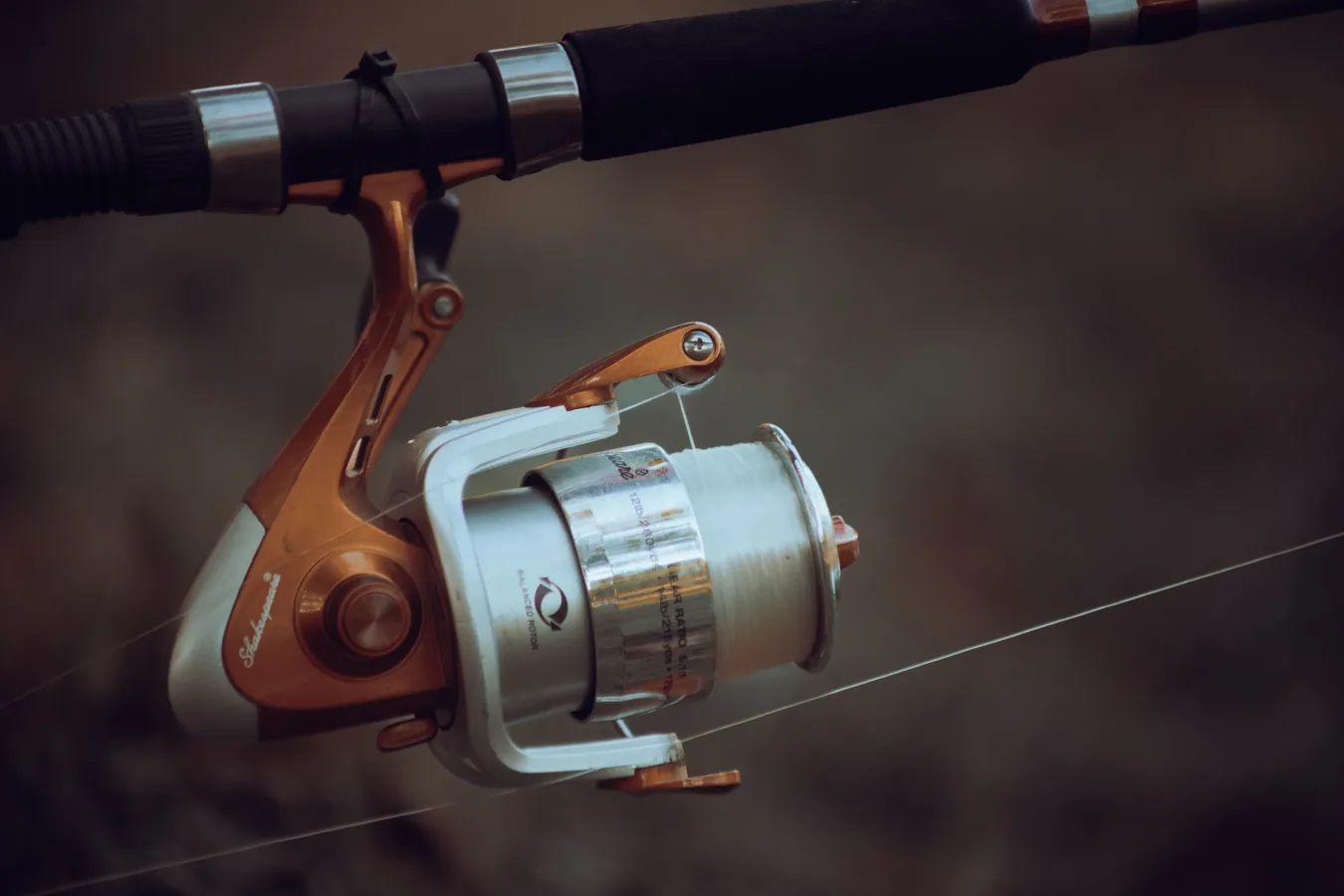 Hilo fluorocarbono transparente de pesca enrollado en su bobina original