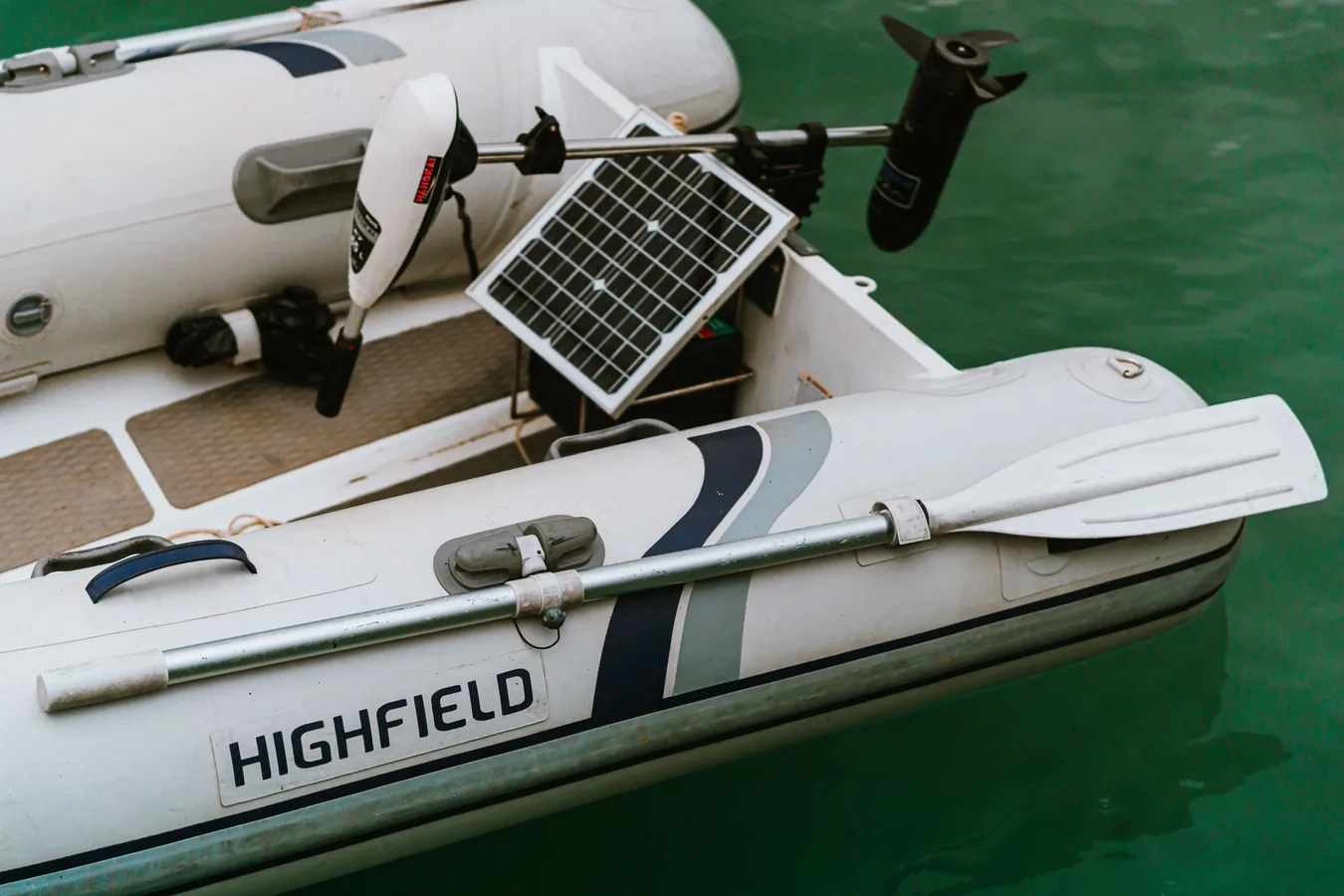 Motor eléctrico instalado en la popa de un pato de pesca inflable