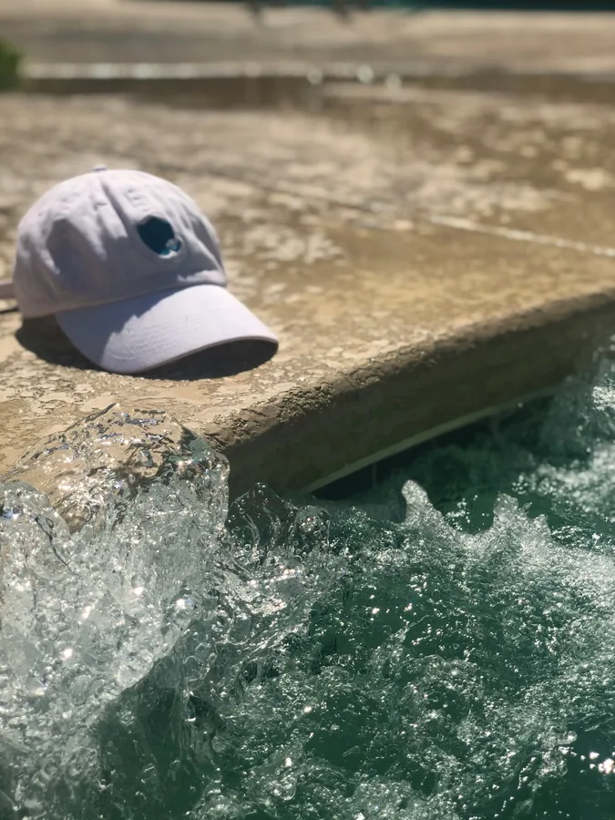 Gorra de pesca con visera curva y rejilla transpirable en primer plano