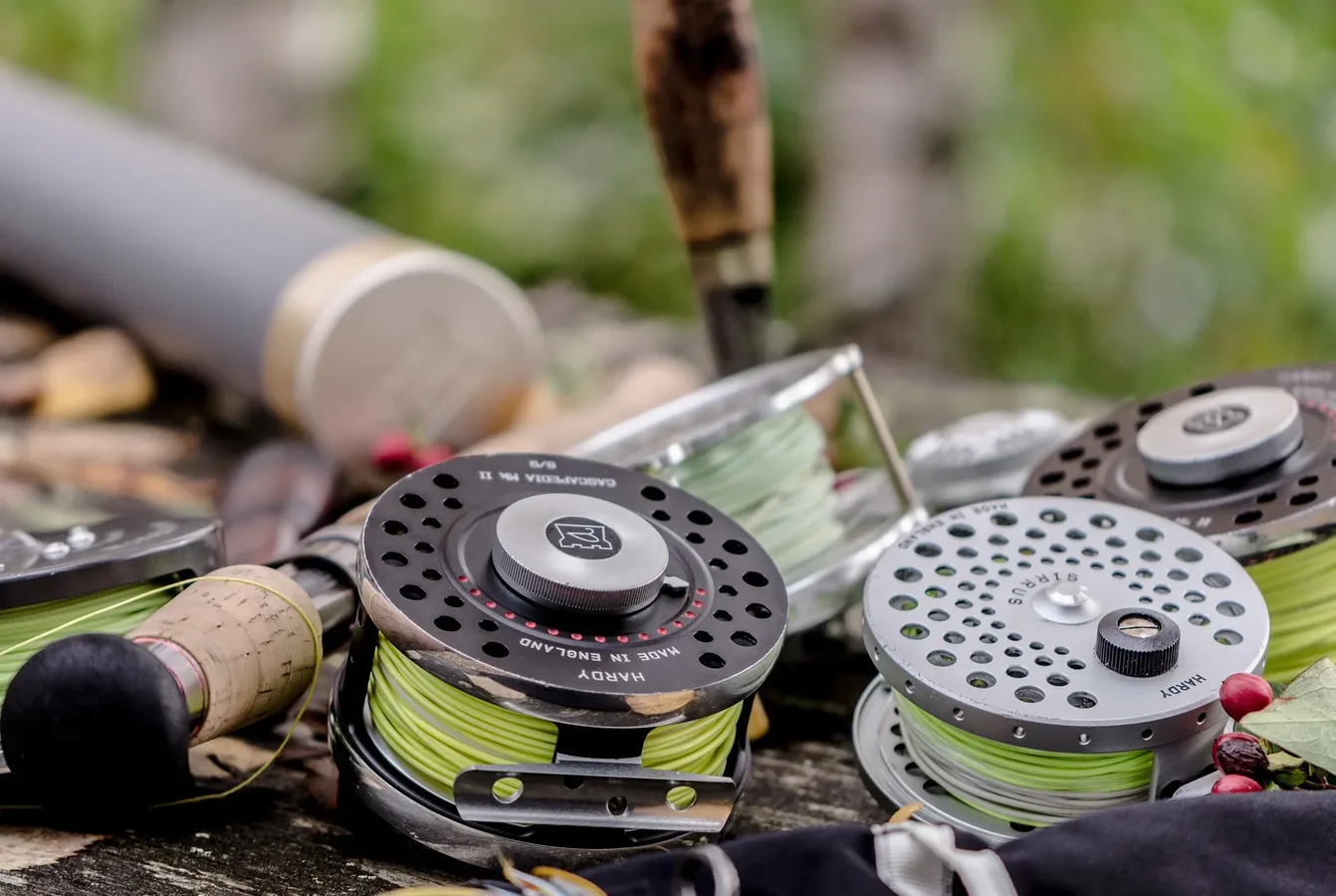 Bobinas de hilo de pesca monofilamento, trenzado y fluorocarbono juntas