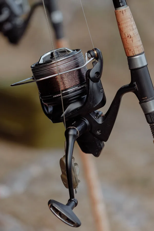 Carrete big pit de carpfishing con bobina ancha, solo o montado en una caña de fondo
