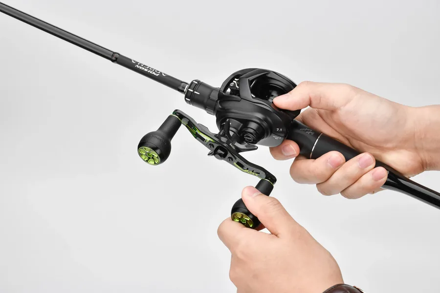 Detalle del puño de una caña de casting con carrete baitcaster de gatillo montado