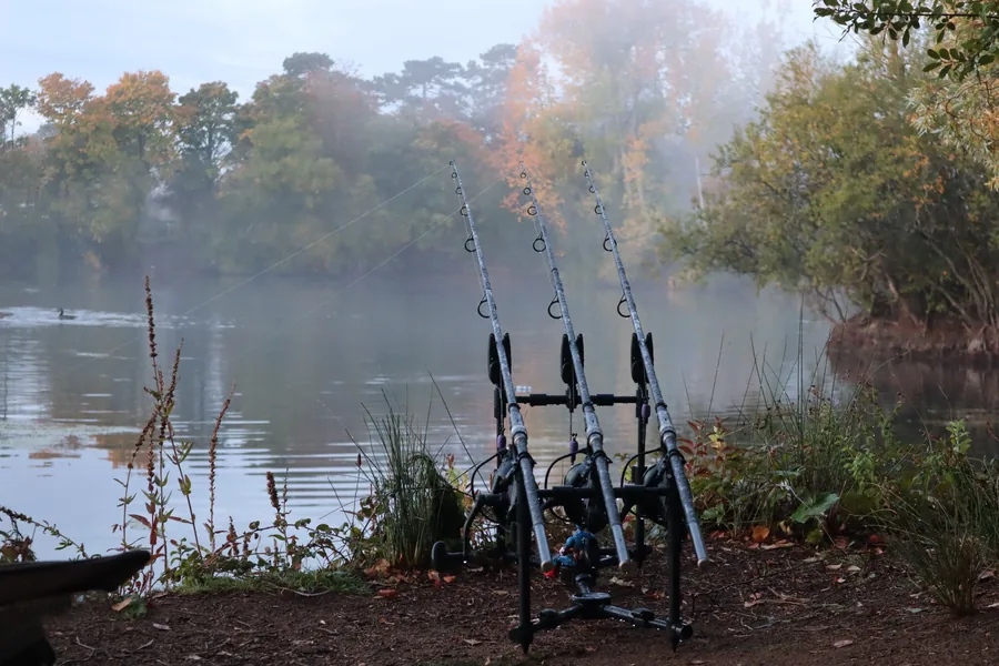Caña de carpfishing gruesa y rígida de 12 pies con su carrete montada en un rod pod