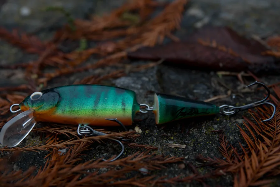 Swimbait duro articulado de gran tamaño imitando un pez real bajo la superficie del agua