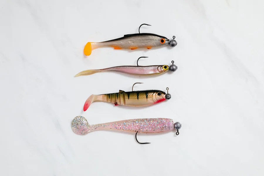 Swimbait de silicona montado en una cabeza plomada específica antes de lanzar