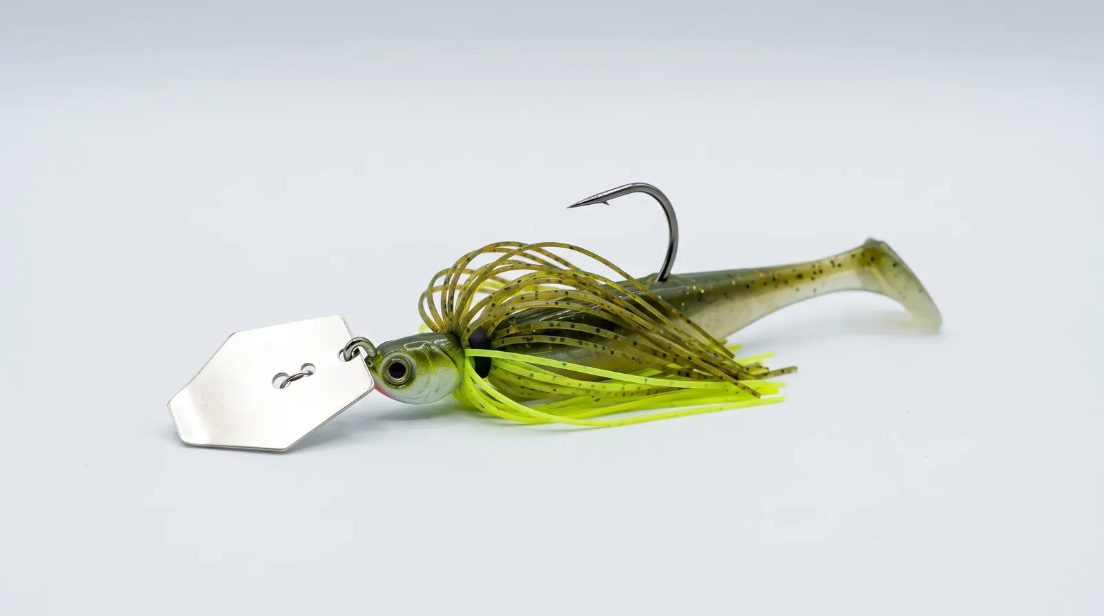 Chatterbait con pala metálica vibrante frontal y falda de silicona con trailer de vinilo craw